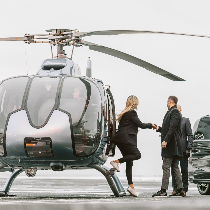 mujer-bajando-de-helicoptero-3-min