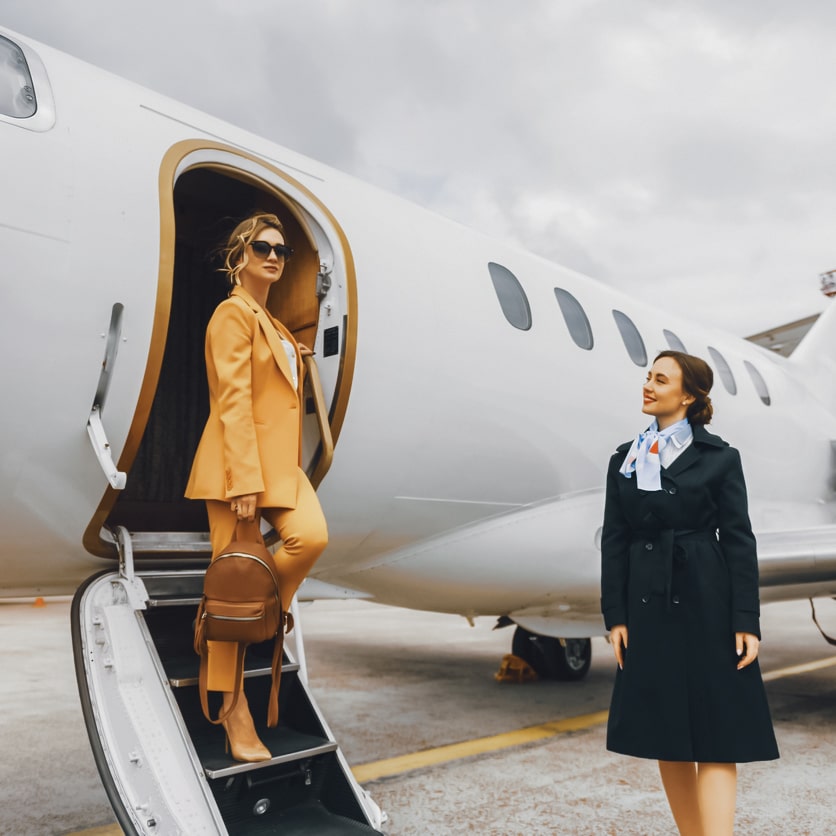 mujer-bajando-de-un-jet-min